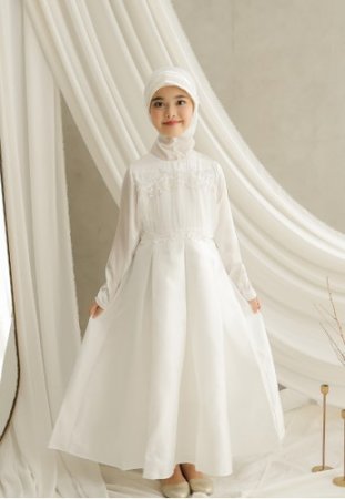 27. Sharanda Muslim Dress in White, Simpel dan Anggun