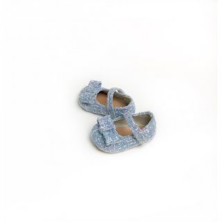 10. Sepatu Bayi dengan Pita Mungil di Bagian Depan