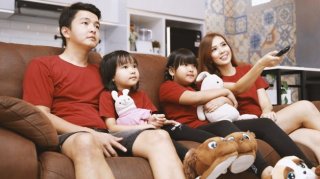 5. Menonton Film Kesukaan Ibu Saat Masih Muda