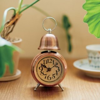 昔の洋画に出てきそう☆　レトロテイストな目覚まし時計が現代にも似合います