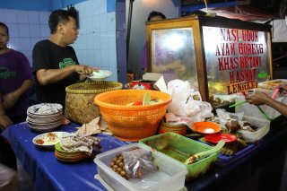 Nasi Uduk dan Ayam Goreng Mat Lengket