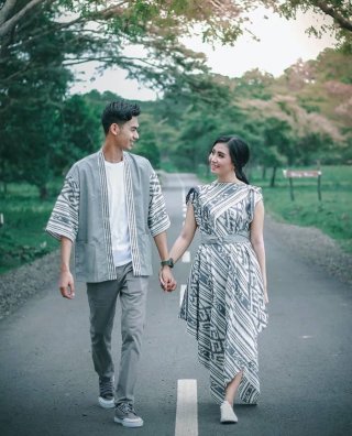 1. Assojar - Couple Long Sembadra X Kimono Mahapatih, Bisa untuk Formal hingga Kasual
