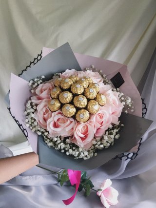 24. Ferrero Bouquet size M, Bunga Segar dan Cokelat Berkualitas 