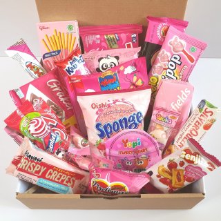 5. Snack Gift Box Hadiah Wisuda, Tak Kalah Meriah Isiannya