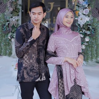 19. WOU BATIK - Kebaya Batik Couple Juwita Sarimbit Couple, Potongan Leher yang Elegan