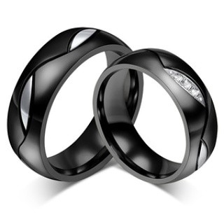 18. Cincin Couple dari Bahan Titanium