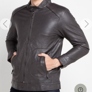 28. Andrew Smith Leather Jacket, Penampilan Terlihat lebih Maskulin