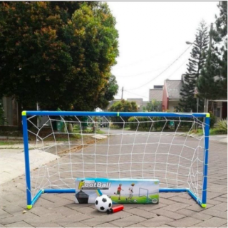 12. Mainan Gawang Sepak Bola untuk Si Calon Bintang Lapangan