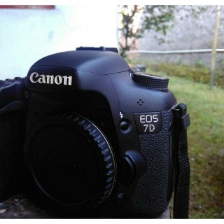 7. Canon EOS 7D, Desain Ergonomis yang Tangguh