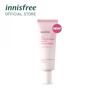 6. Innisfree Jeju Cherry Blossom Skin Fit Tone Up Cream SPF 50+ PA++++, Membuat Kulit Wajah Satu Tingkat Lebih Cerah 