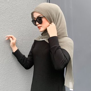 8. JINISO - AURA Active Plisket Pashmina Hijab, Aksen Plisket Bikin Makin Manis