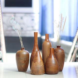 4. Vas Bunga Aesthetic Kaju Jati Solid Handmade Natural, Ruangan Terkesan Homey dan Antik
