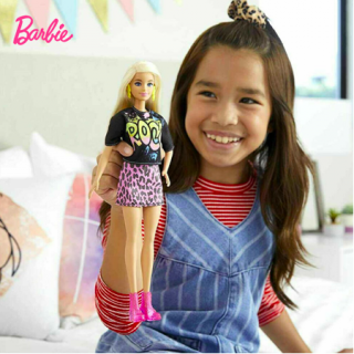 19. Boneka Barbie, Kembangkan Selera Fashion Anak