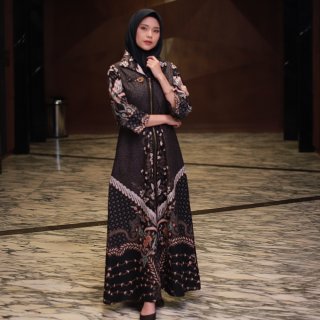 3. Gamis Batik Wanita Rianty Rery, Bisa untuk Formal hingga Kasual