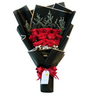 3. Classic Midnight Hand Bouquet - Fiery Red, Hadiah Cantik untuk Diberikan Saat Dinner