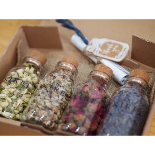 4. Kirei Tisane DIY Packaging Kotak Tea Hampers, Bikin Rileks dengan Aroma Segar dan Rasa Enak