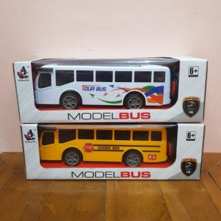 30. Model Bus Remote Control Bus Sekolah, Tidak Terlalu Berat dan Tidak Melukai