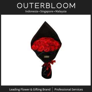6. Outerbloom Black Pearl Classic Red Big Bouquet, Romantis Klasik nan Elegan