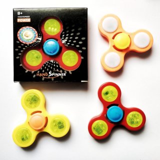 19. MAO Fidget Spinner With Led Hand, Mampu Hilang Rasa Cemas dan Bosan