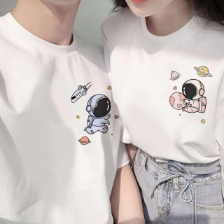 27. Kaos Couple Astronot, Cocok untuk Mengungkapkan 'I Love You to the Moon and Back!' Tanpa Harus Berkata-kata