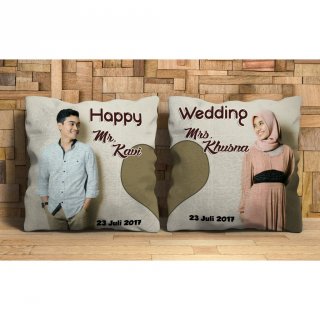 7. Bantal Wedding Couple Anniversary Dan Wedding, Keren untuk Sofa Ruang Tamu