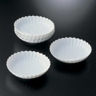 菊のお花の形をイメージした上品な器。
誰にあげても喜ばれます。