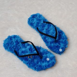 2. Sandal Bulu Krincing Biru yang Cantik saat Digunakan