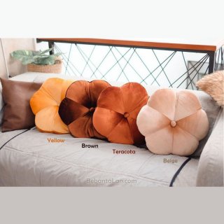 18. Bantal Bunga Daisy Pillow Sebagai Dekorasi di Sofa