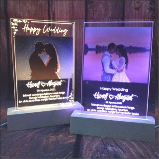 2. Lampu Tidur Foto Kado Pernikahan Hadiah Wedding 3D LED Akrilik, Menarik untuk Pajangan Kamar atau Ruang Tamu