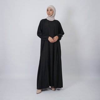 8. Camila Dress Black by Bita, Gamis Polos Berlayer yang Menawan untuk Muslimah
