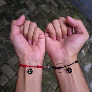 23. Zafa Gelang Magnet Couple Liontin Huruf, Menunjukkan Kebersamaan di Berbagai Suasana