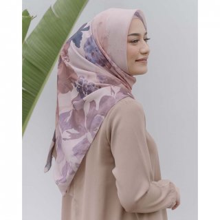 17. Floria Hijab Motif Bikin Tampilan Makin Anggun