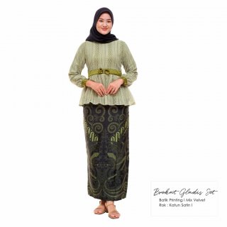 13. Setelan Kebaya Brokat Gladis Batik Exclusive Faaro