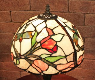 ステンドグラスから淡い光が輝く