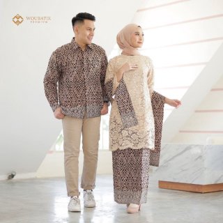 30. WOU Batik Premium, Kebaya Batik Couple untuk Tampil Kompak nan Serasi di Berbagai Kesempatan
