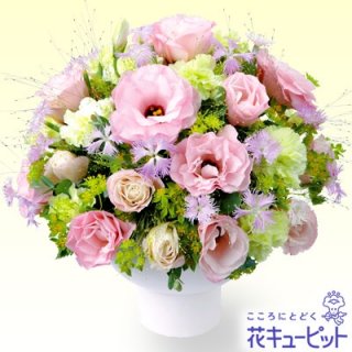 ピンク色の花のアレンジメントは、優しい雰囲気の花嫁さんに