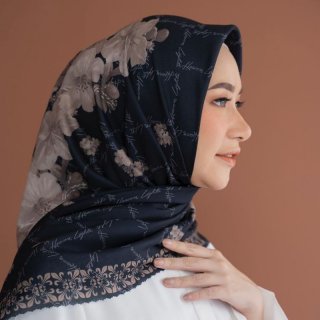 18. Hijab Motif Segi Empat yang Nyaman dan Fashionable