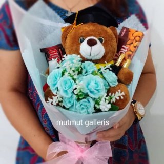 5. Buket Bunga Cokelat dengan Boneka Teddy Bear yang Lucu