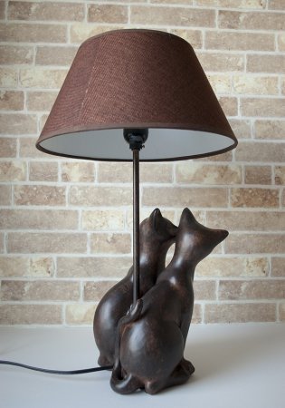 こぼれる灯りと寄り添う猫に癒される