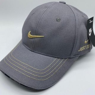 2. Topi Nike Unisex, Sangat Cocok untuk Wanita dan Pria