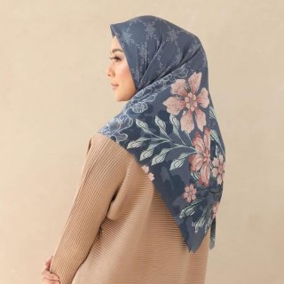 12. Hijab Denay Segi Empat, Motif Baru Lebih Kekinian