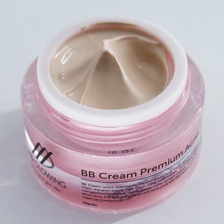 16. BB Cream Premium Anti Acne, Tekstur Ringan dengan Warna Natural