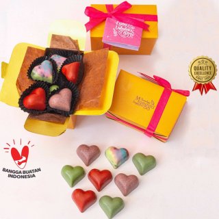 7. Lovely Heart Chocolate Pralines Box dengan Warna-warna Ceria