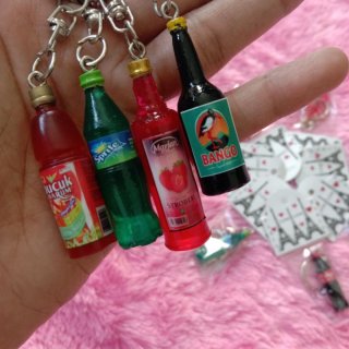 18. Gantungan Kunci Miniatur Minuman Botol, Menarik dan Terkesan Klasik