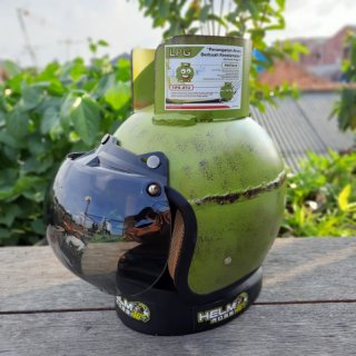 27. Helm Gas LPG Helm Unik Tabung Gas, Lucu dan Pastinya Bikin Semua Mata Penasaran