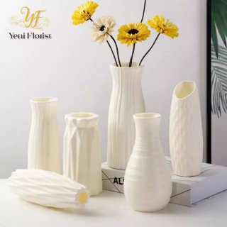 8. Vas Bunga Untuk Merawat Hadiah Bunga Darimu