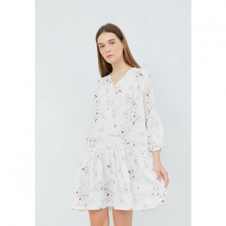 17. RAMUNE - Cher Tiered Dress (White Floral), Desainnya Simpel namun Stylish