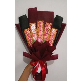 20. Snack Buket Coklat Silverqueen Hadiah Valentine, Klasik namun Tetap Mengesankan
