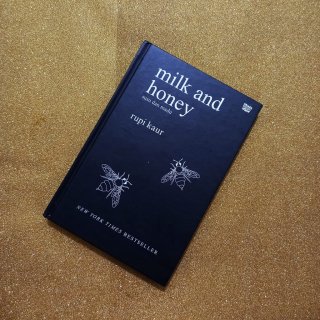 7. Novel Milk and Honey, Hobi Baca Semakin Menyenangkan