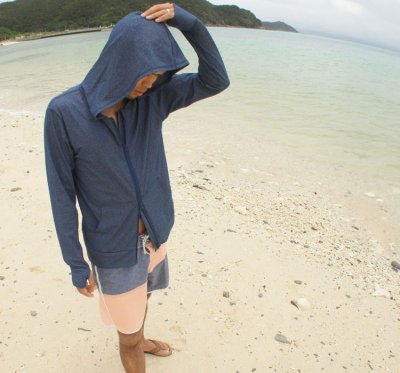 肌を守るメンズラッシュガード12選 おしゃれで機能的なデザインがプレゼントに大人気 ベストプレゼントガイド